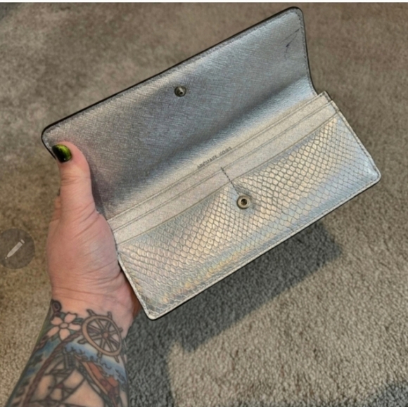 Rare htf Michael kors holographic snakeskin wallet - Picture 3 of 3